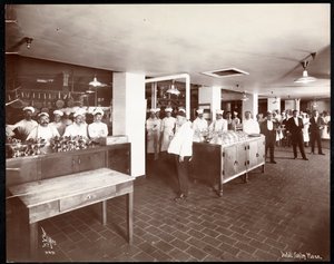 1912年または1913年にボストンのコプレイプラザホテルにあるキッチンのスタッフ（シルバーゼラチンプリント） 作： Byron Company
